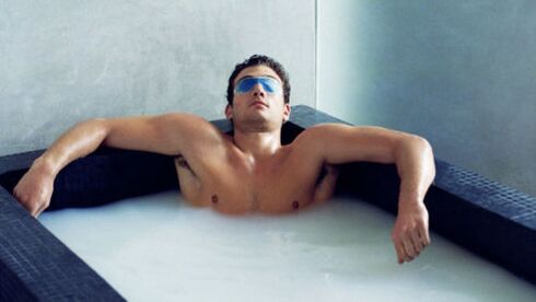 Bathtub with soda to increase a member