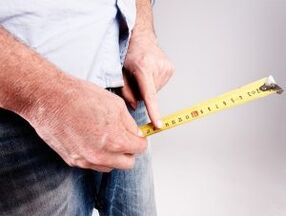 a man measures the length of the penis before the increase with soda